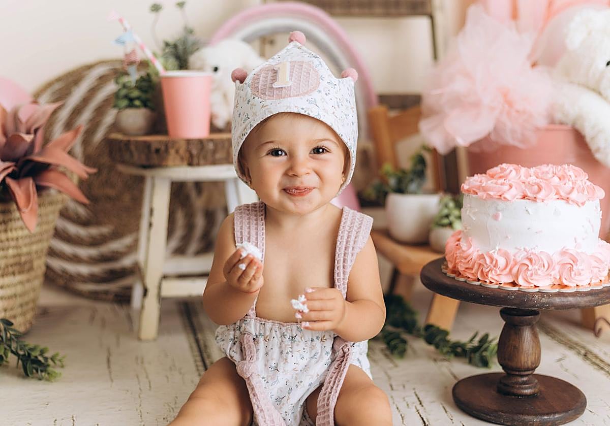 Imagen principal - La fotógrafa de bebés que triunfa con las &#039;smash cakes&#039; en Granada