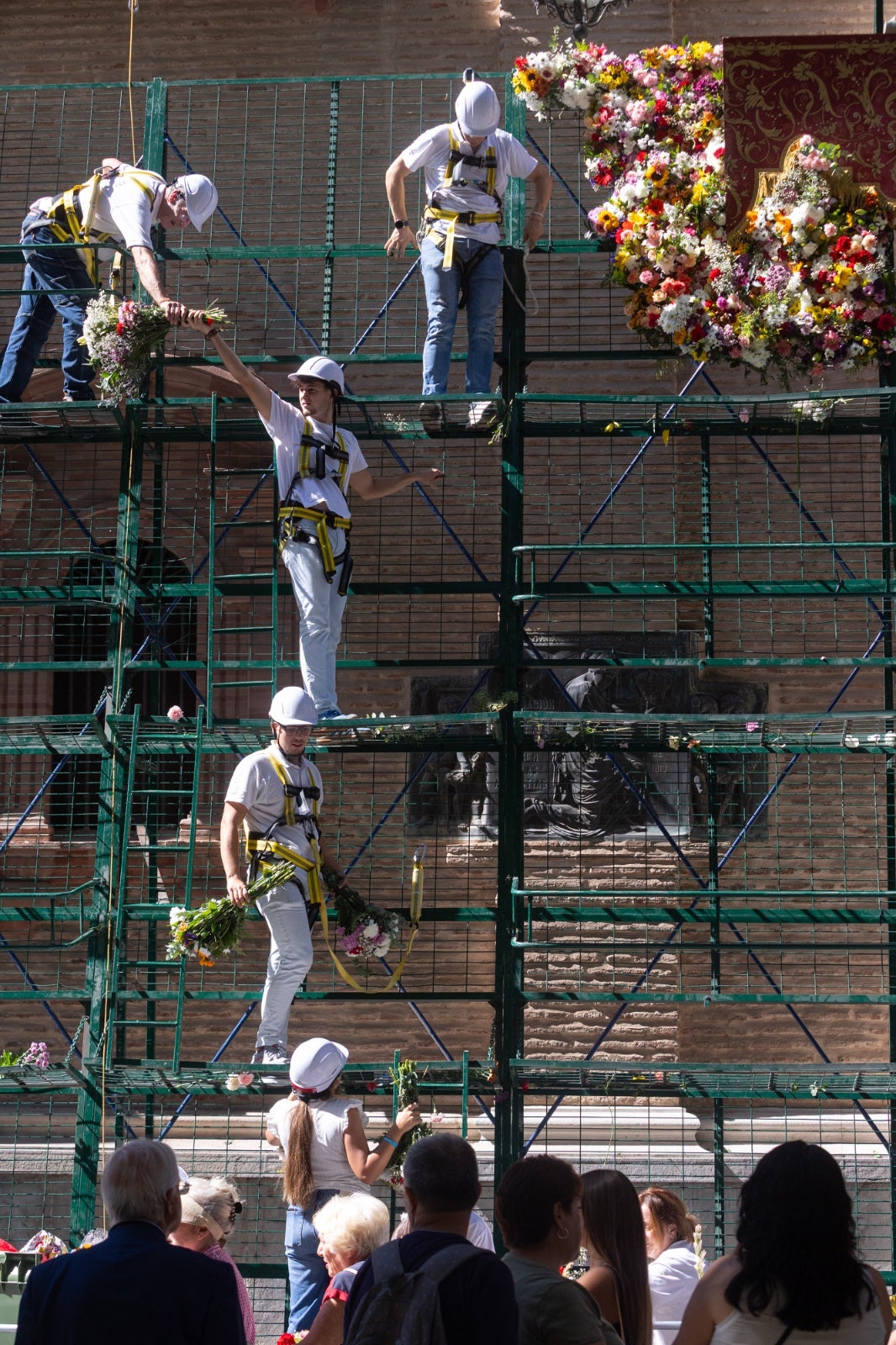La ofrenda floral a la Virgen de las Angustias, en imágenes