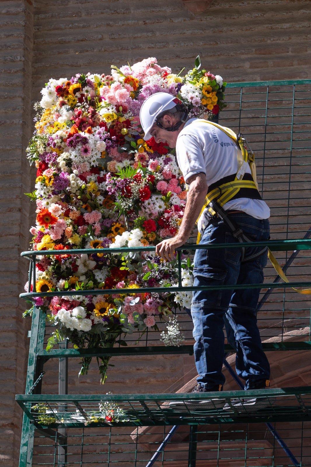 La ofrenda floral a la Virgen de las Angustias, en imágenes