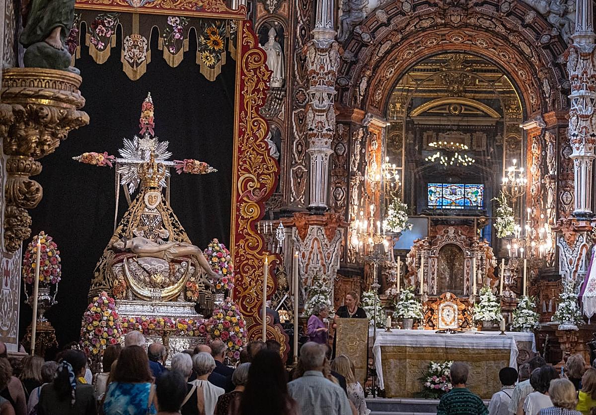 Una ofrenda floral que siembra tradición