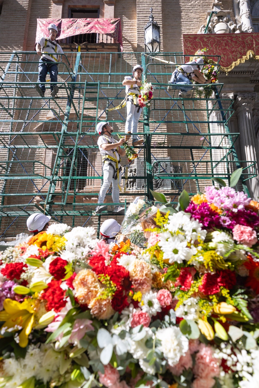 La ofrenda floral a la Virgen de las Angustias, en imágenes