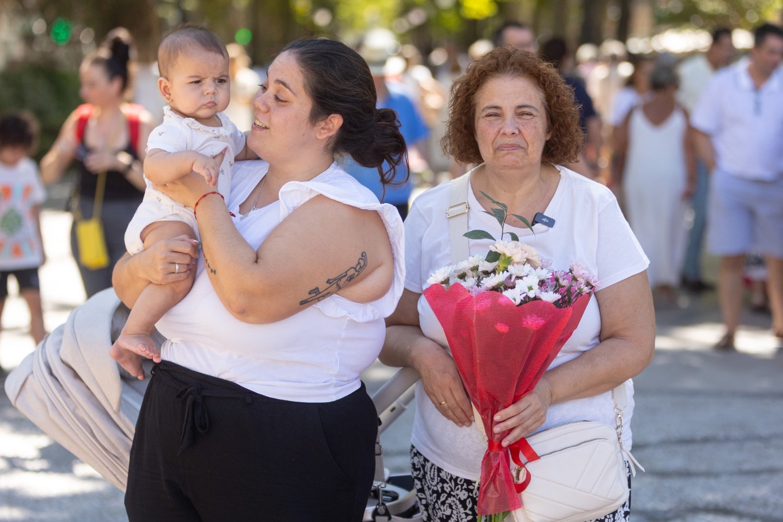 La ofrenda floral a la Virgen de las Angustias, en imágenes
