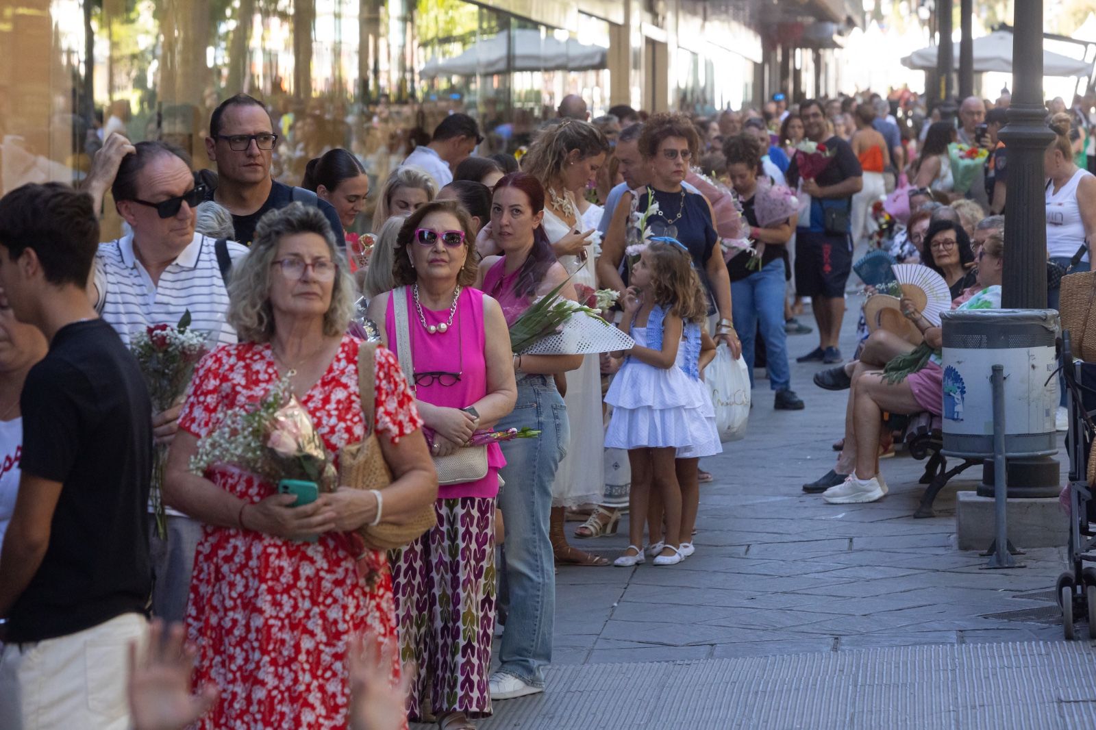 La ofrenda floral a la Virgen de las Angustias, en imágenes