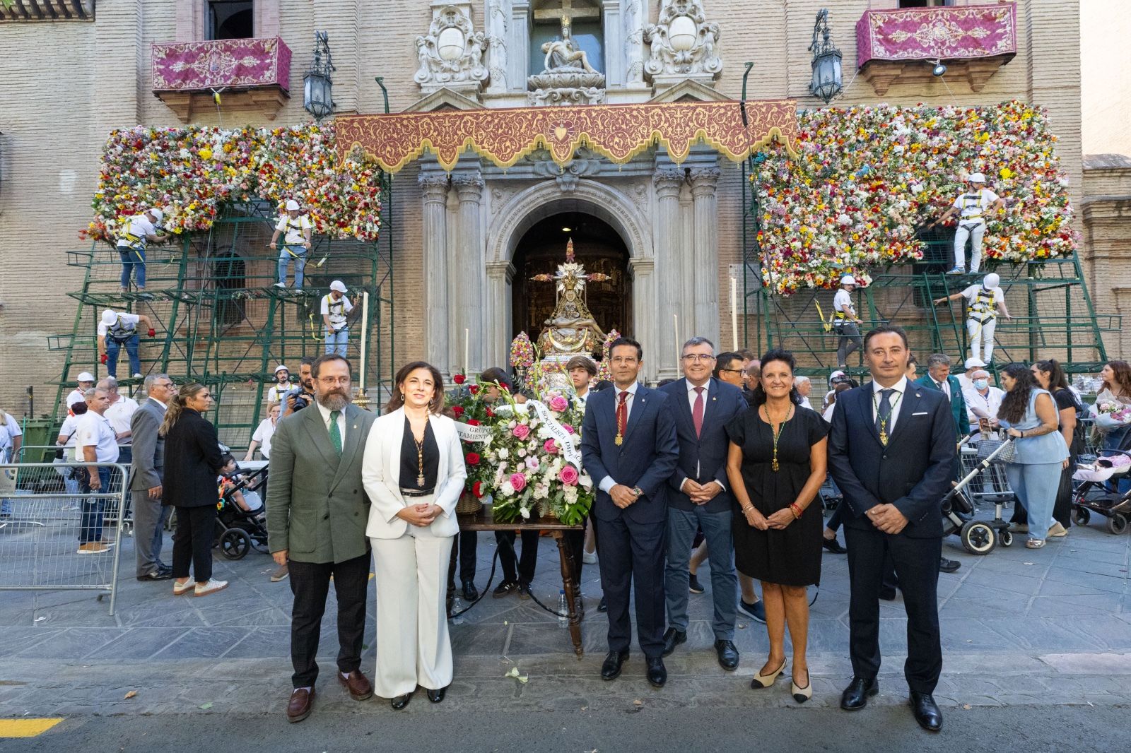 La ofrenda floral a la Virgen de las Angustias, en imágenes
