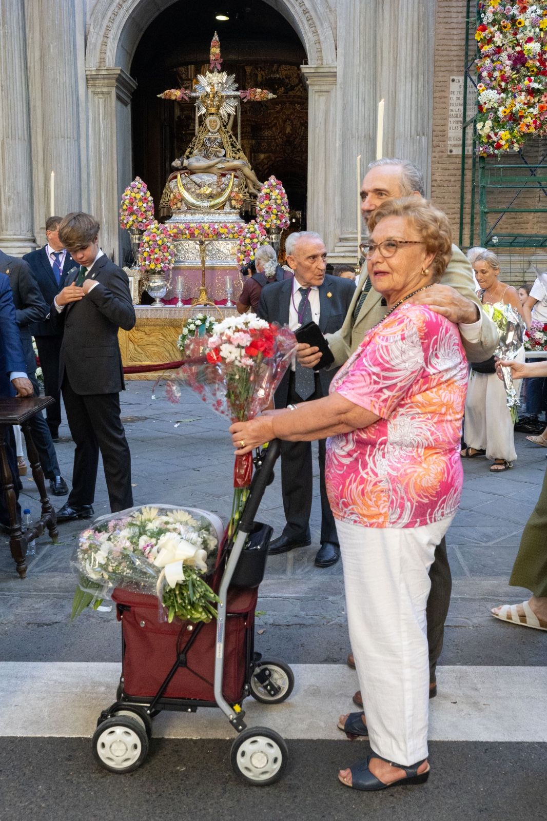 La ofrenda floral a la Virgen de las Angustias, en imágenes