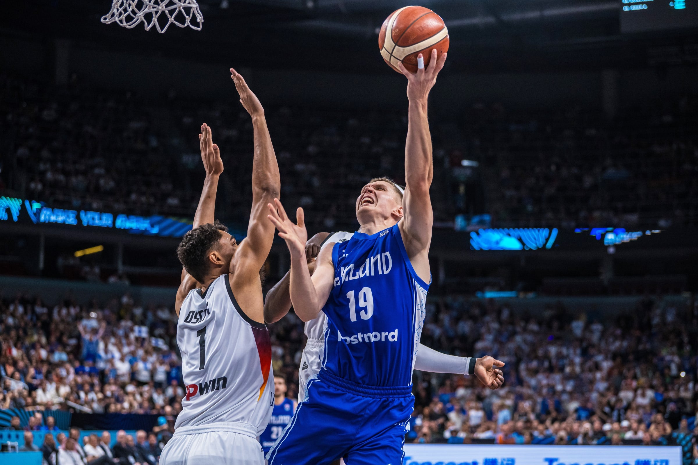 Penetración de Valtonen en la semifinal del Eurobasket.