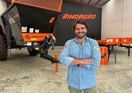 Manuel Carvajal en las instalaciones de Rinoagro.