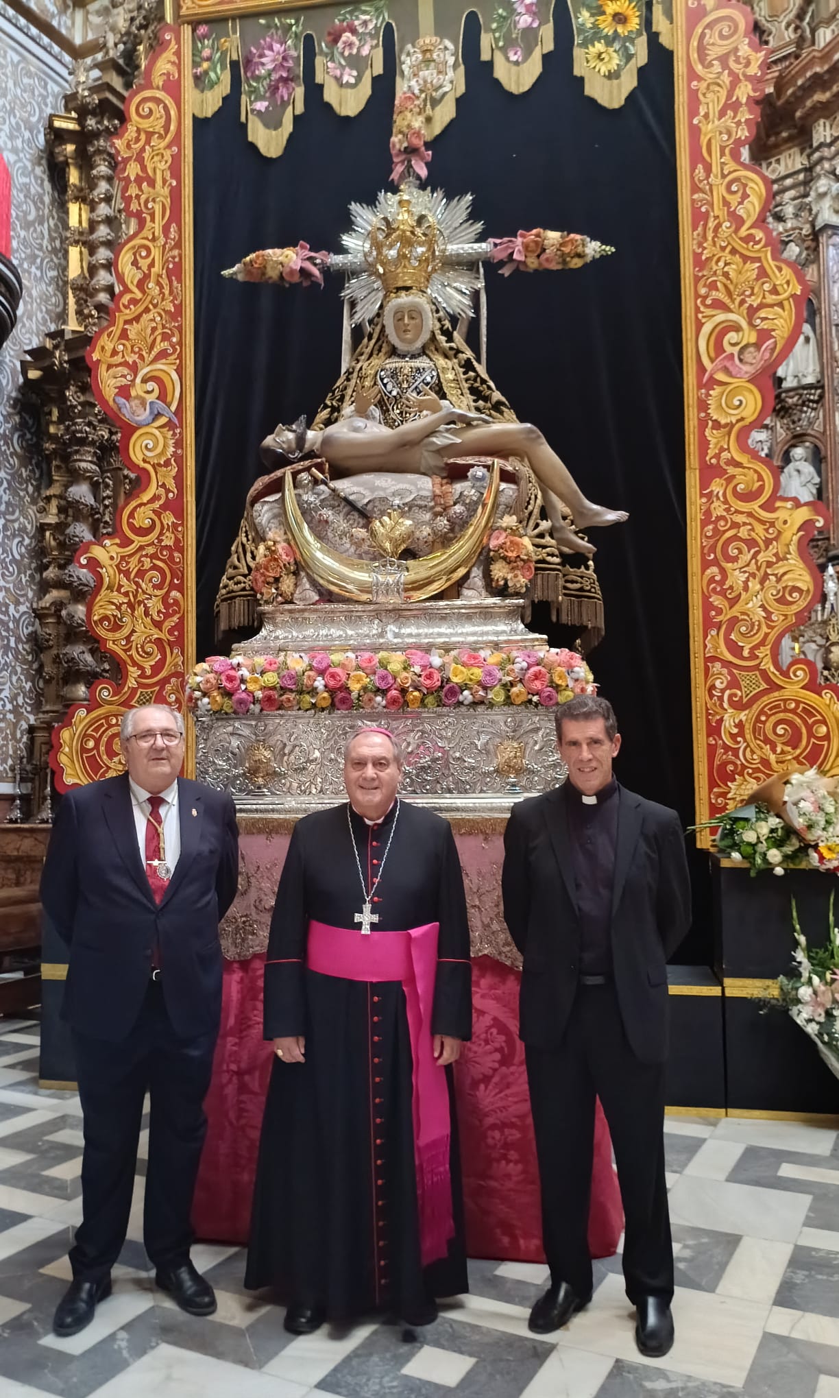 El hermano mayor, Antonio González, el arzobispo José María Gil Tamayo y el párroco de Nuestra Señora de las Angustias, Blas Gordo, antes de la Ofrenda