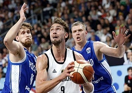 Elias Valtonen, a la derecha, contabilizó ocho partidos en total en el Eurobasket.
