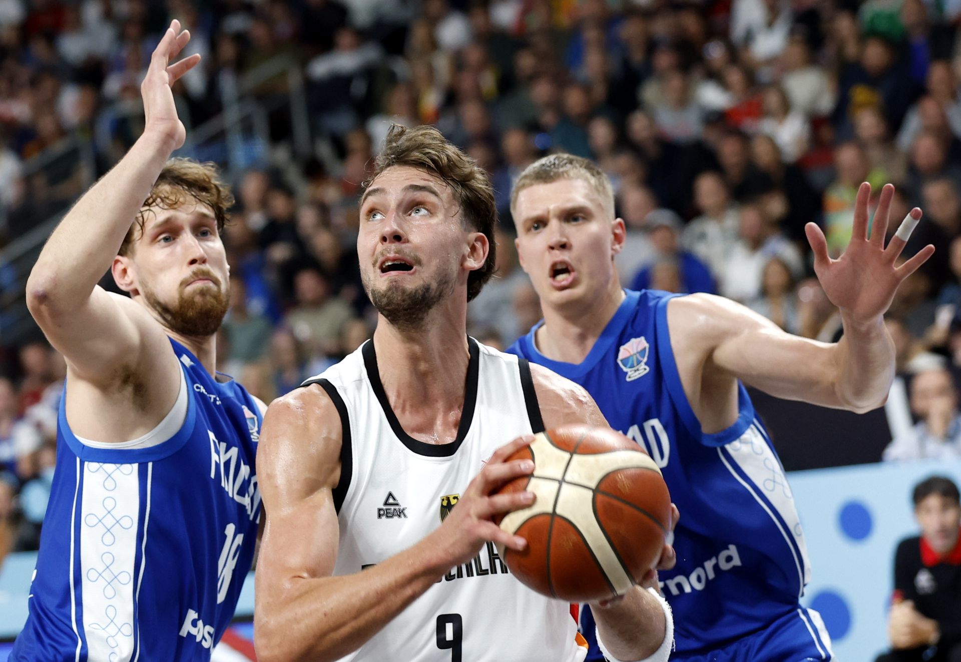 Elias Valtonen, a la derecha, contabilizó ocho partidos en total en el Eurobasket.