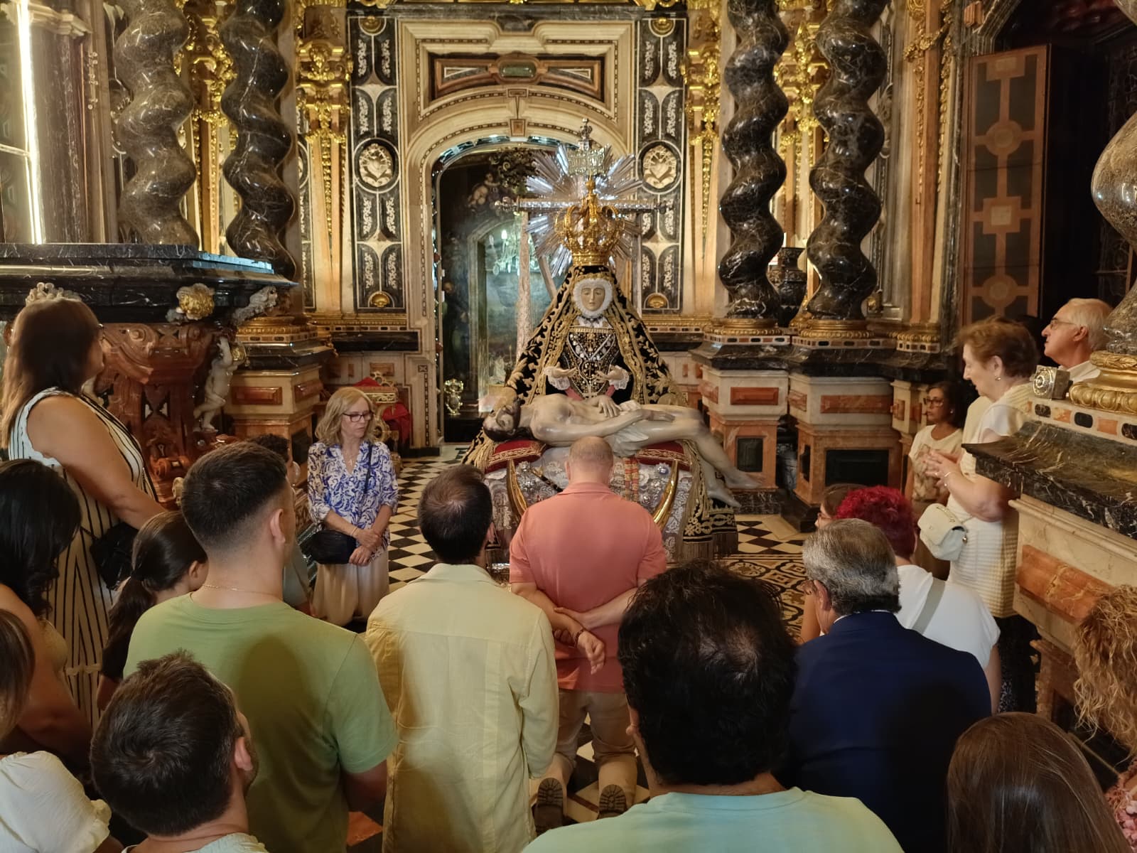 El prefecto de Ceremonias, Manuel Amador, dirige la oración a la Santísima Virgen en su Camarín. Los horquilleros acaban de bajarla de su pedestal.