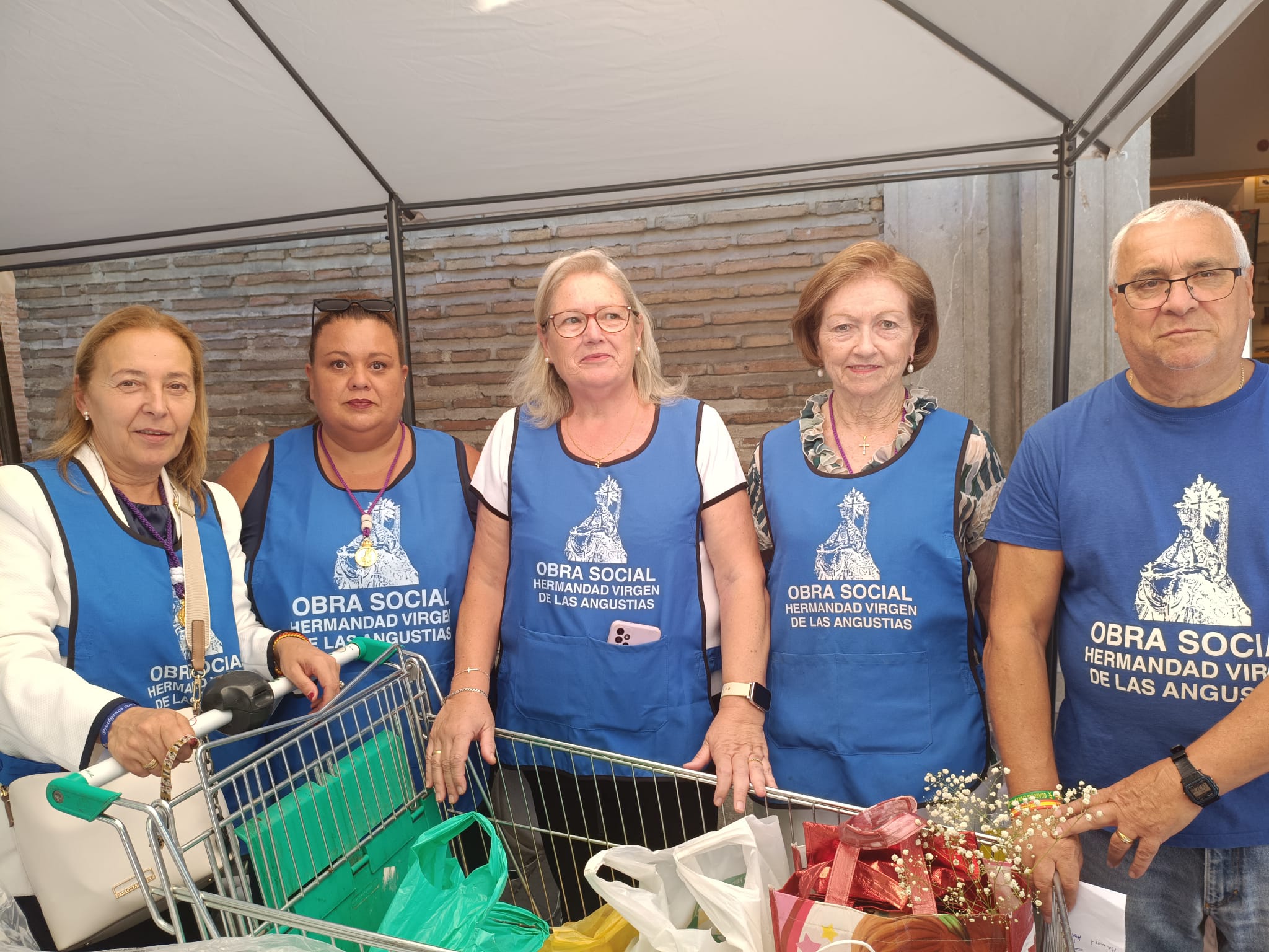 El equipo de la Obra Social de la Hermandad se prepara para recibir las donaciones y los alimentos de la Ofrenda Solidaria
