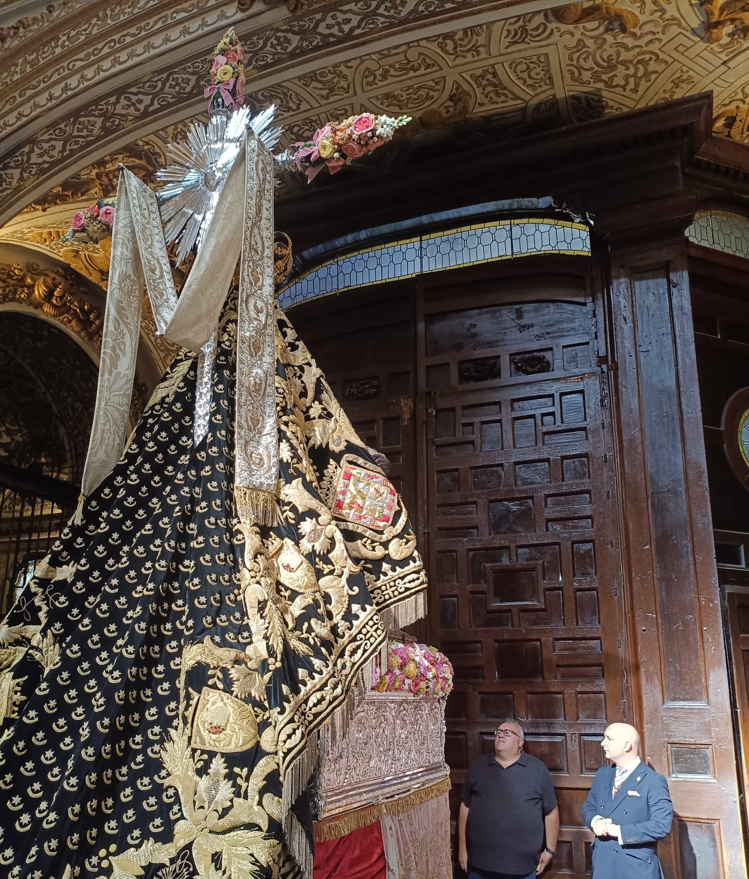La Virgen espera tras la puerta de la Basílica. El sacristán, Luis Miguel Gámez, y el prefecto de Ceremonias, Manuel Amador, esperan a que sean las cinco y media de la tarde para abrir las puertas