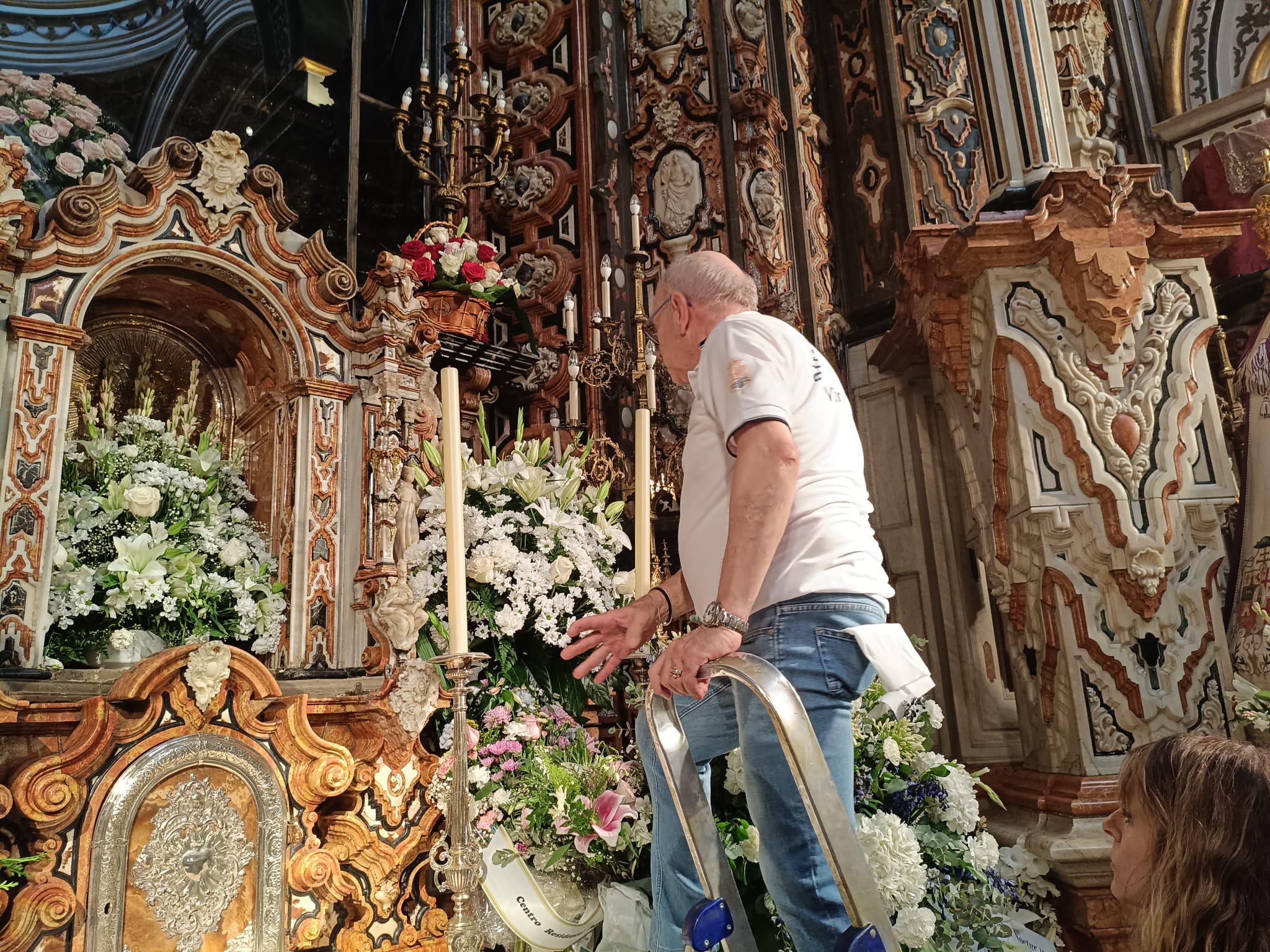Pepe Rodríguez es el encargado de colocar los centros y cestas en el altar. Una tarea en la que hace gala siempre de su buen gusto