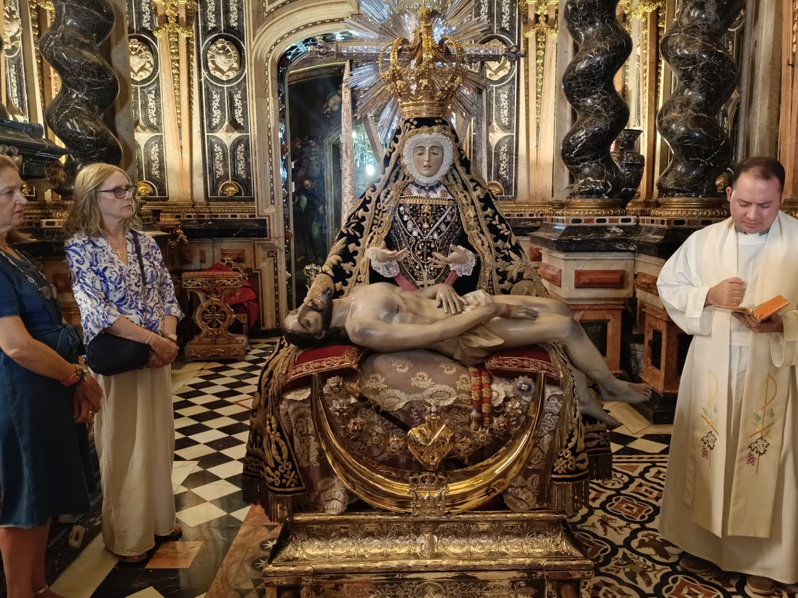 El vicario parroquial Christian Hernández imparte la bendición a todos los presentes antes de que la Sagrada Imagen sea trasladada al presbiterio