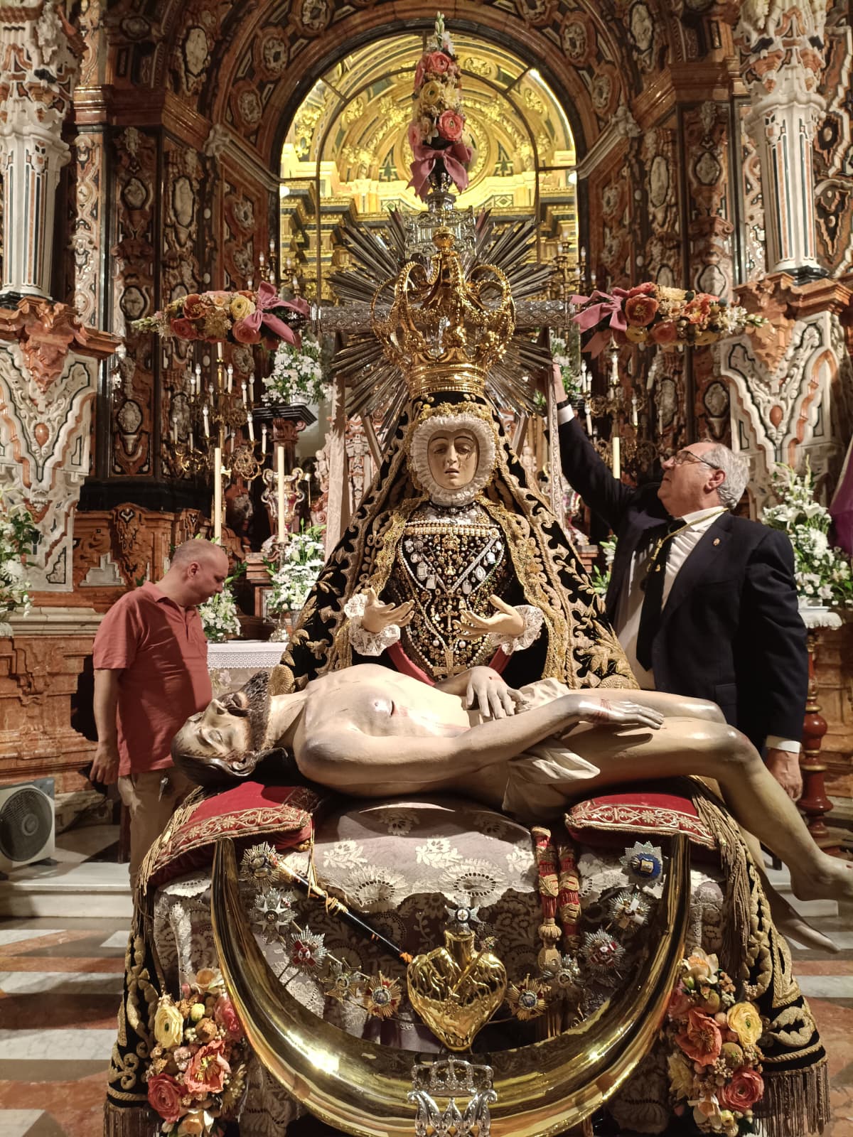 El Hermano Mayor, Antonio González, y el prefecto de Ceremonias supervisan los últimos detalles