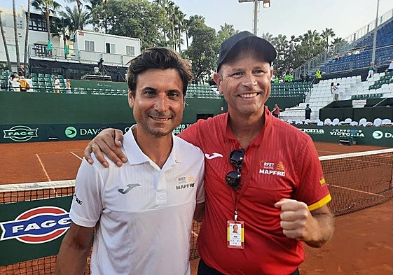 Maxi Ritacco (derecha) celebra junto a David Ferrer el triunfo en Copa Davis en Marbella.