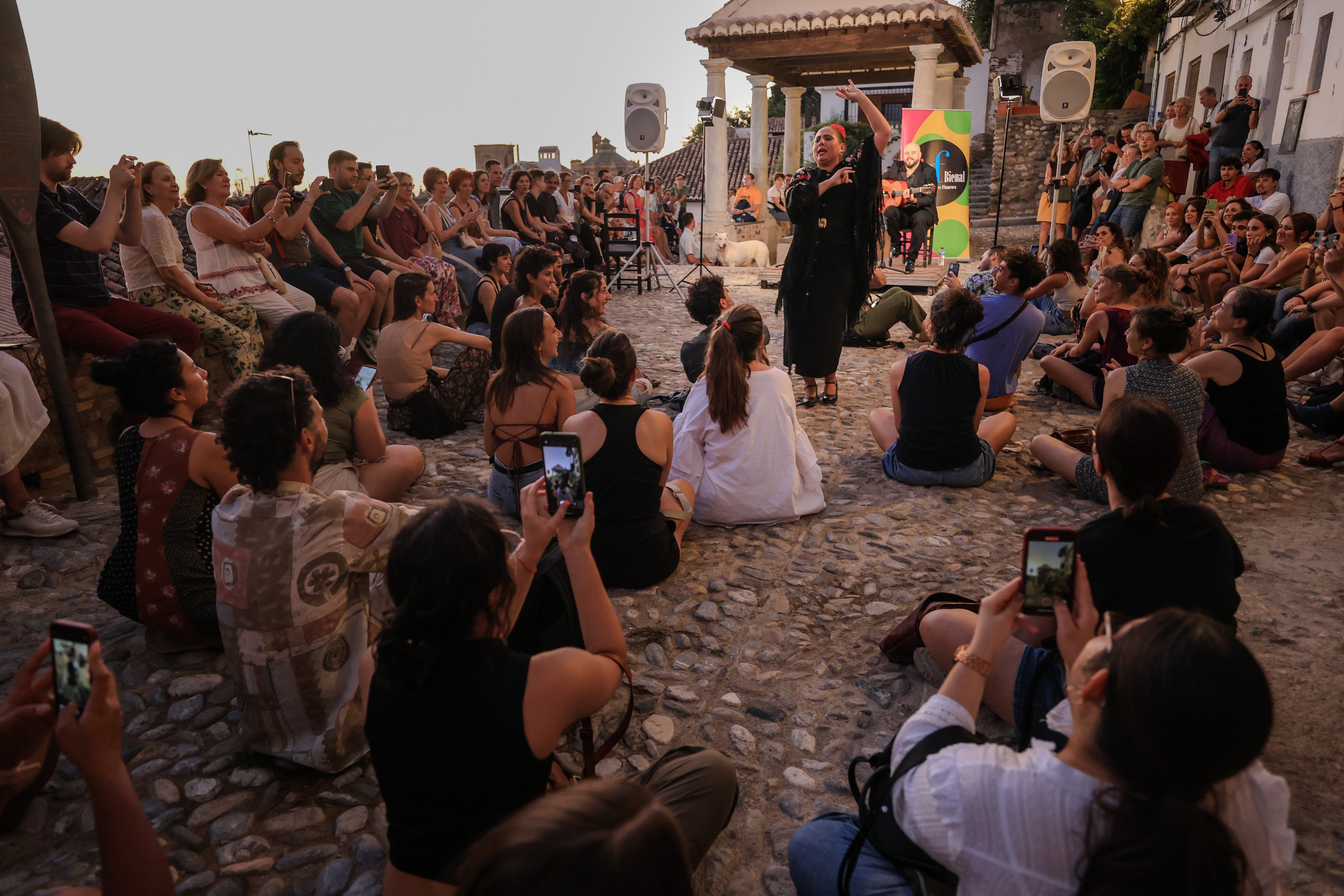 Estela 'la Canastera' deleita con su baile sobre el empedrado de la Placeta Lavadero del Sol.