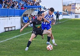 Toni (CF Motril) y Robert (Huétor Vega) en el partido de la pasada temporada.