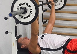 Luka Bozic realiza ejercicios de musculación con las pesas en el gimnasio delPalacio de los Deportes.