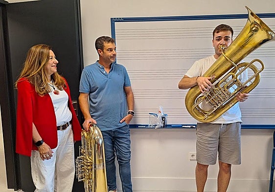 Dos profesores muestran a la consejera uno de los ensayos.