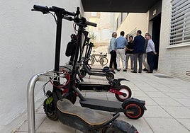 Nuevas plazas de aparcamiento de patinetes y bicicletas en el IES Los Ángeles de Almería.