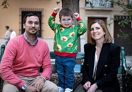 El pequeño Ricardo, con sus padres Ricardo y Ana, patronos de la fundación.