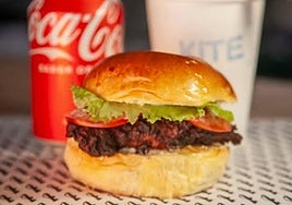 Dos restaurantes de Almería aúnan fuerzas para crear una hamburguesa 'japoalmeriense'