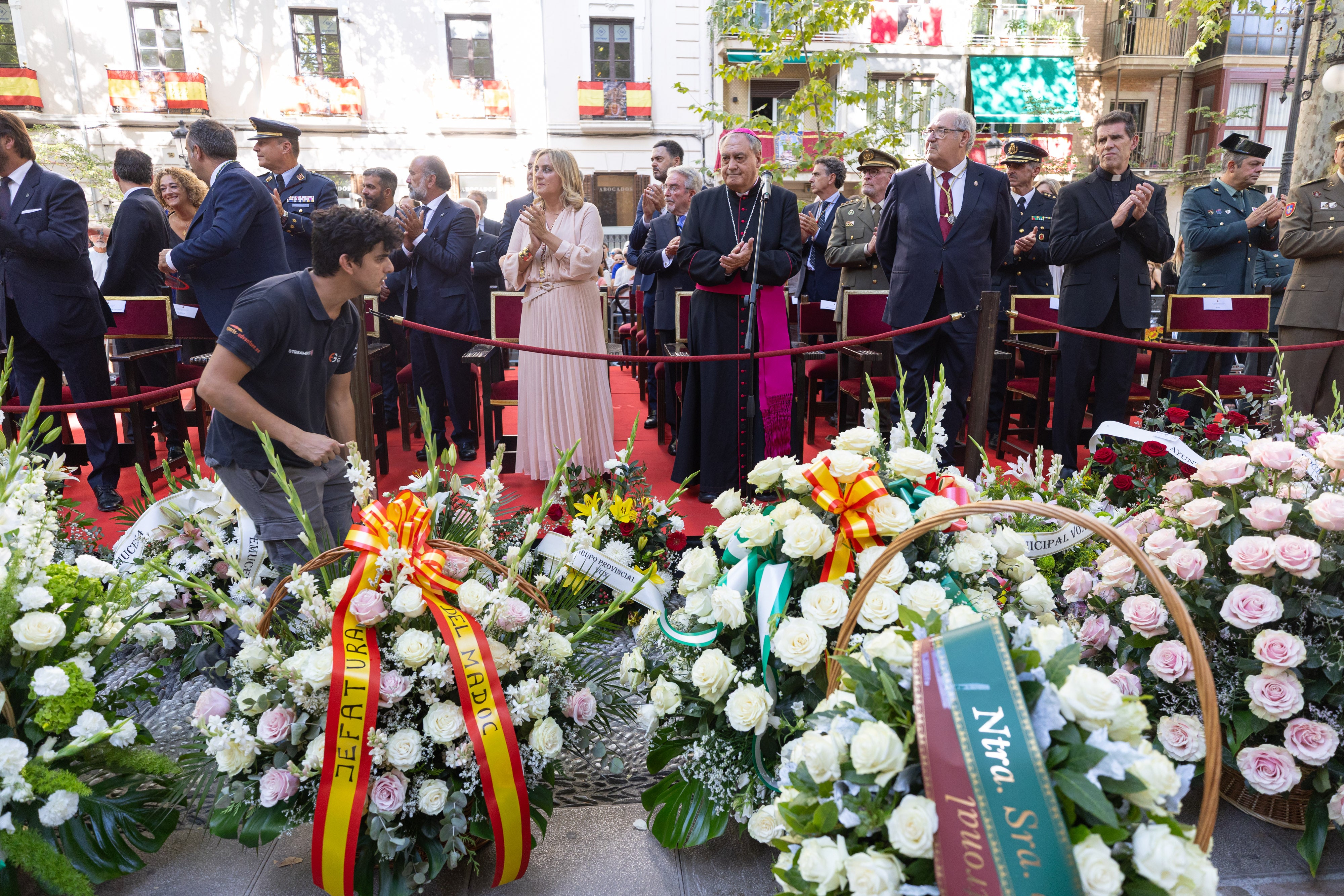 El arzobispo, la alcaldesa, el hermano mayor y otras autoridades.