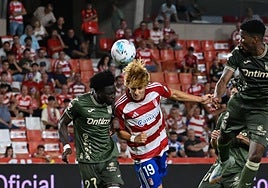 Jorge Pascual intenta un remate en el partido.