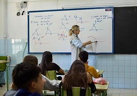 Una profesora de Matemáticas durante una clase en un IES.