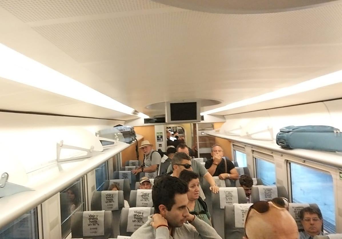 Pasajeros en el AVE que ha llegado con retraso a Madrid.