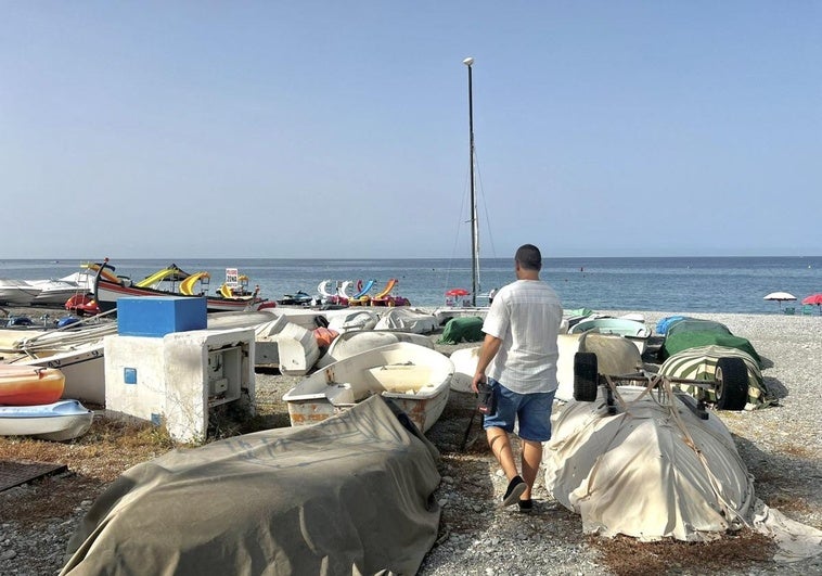 El varadero de La Herradura conserva sus 800 metros cuadrados gracias a la presión de los pescadores
