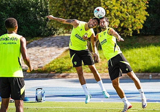 Nelson Monte y Leo Baptistao pelean por el balón.