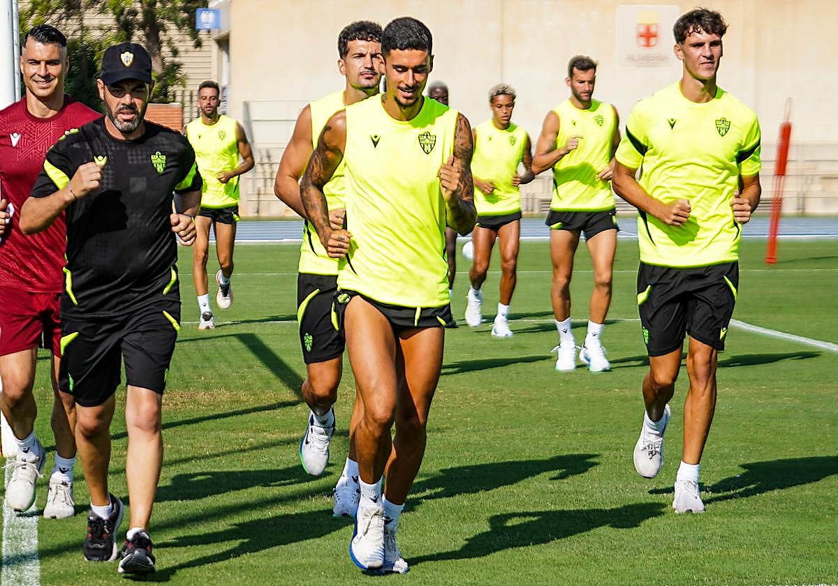 Chumi entrenando con sus compañeros