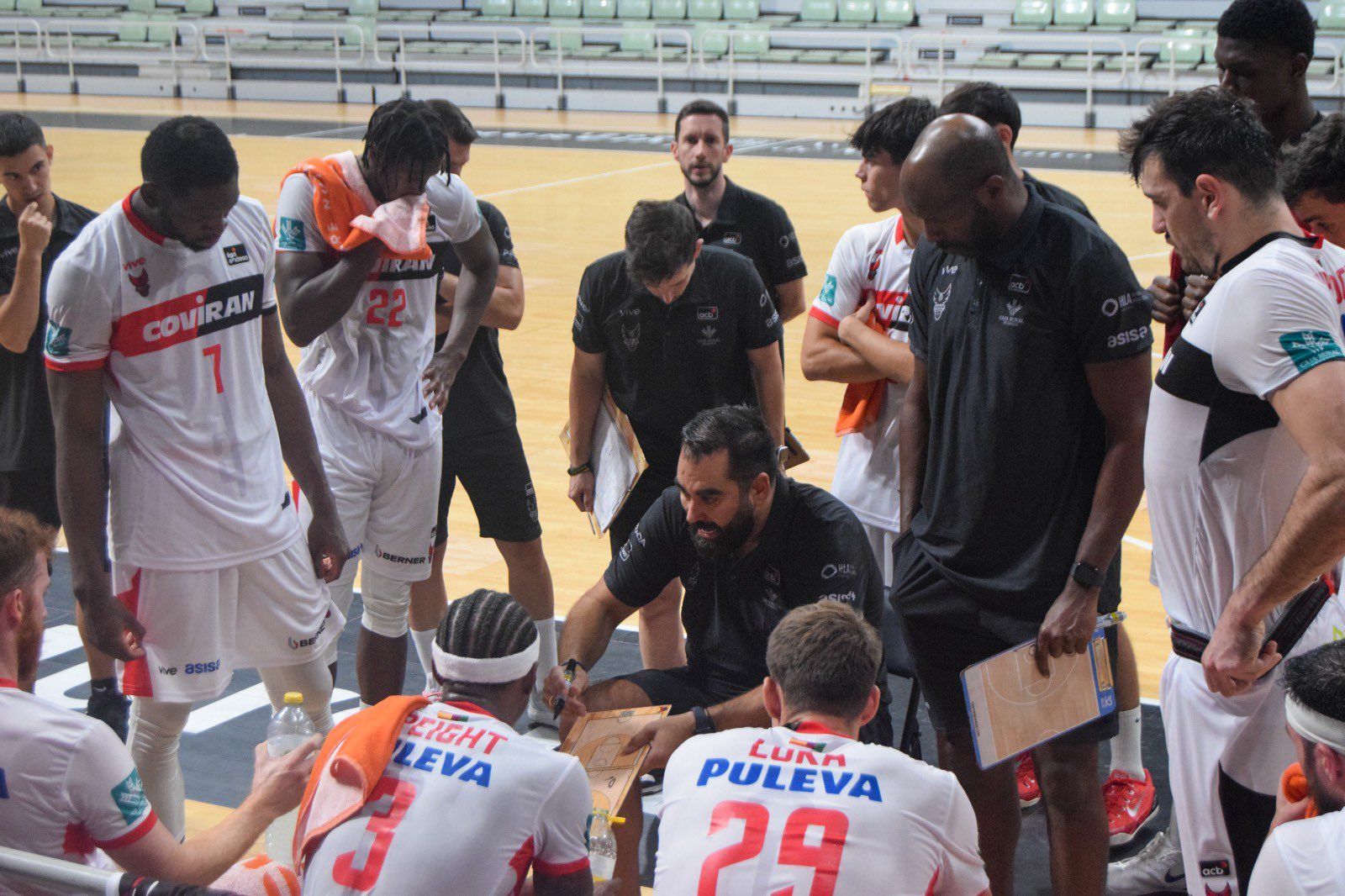 Ramón Díaz dispone de doce de los trece jugadores de la primera plantilla nazarí.