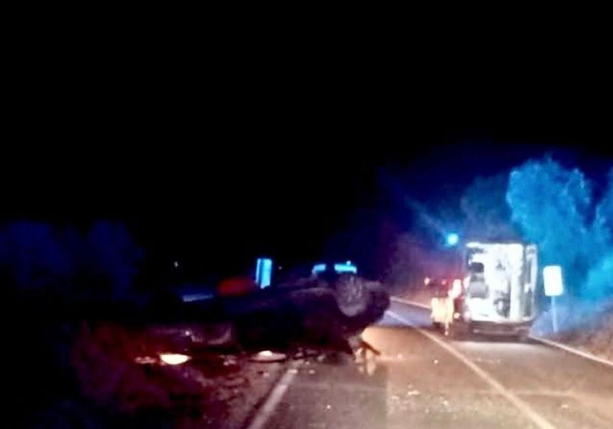 Imagen del vehículo tras volcar en la carretera de Obeliar