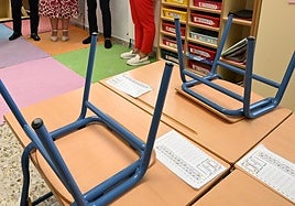 Pupitre vacío en un aula de un colegio de la provincia de Granada.