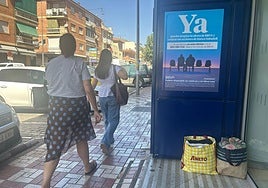 Exterior de la sucursal en el que este individuo guarda sus pertenencias