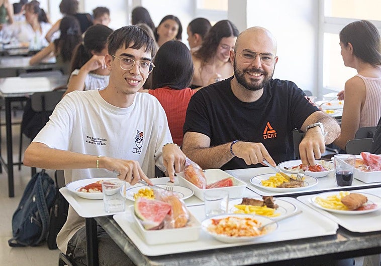 Estudiantes comiendo el menú de comedores