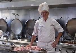 Cándido Madrid Bueno en su cocina de comedores