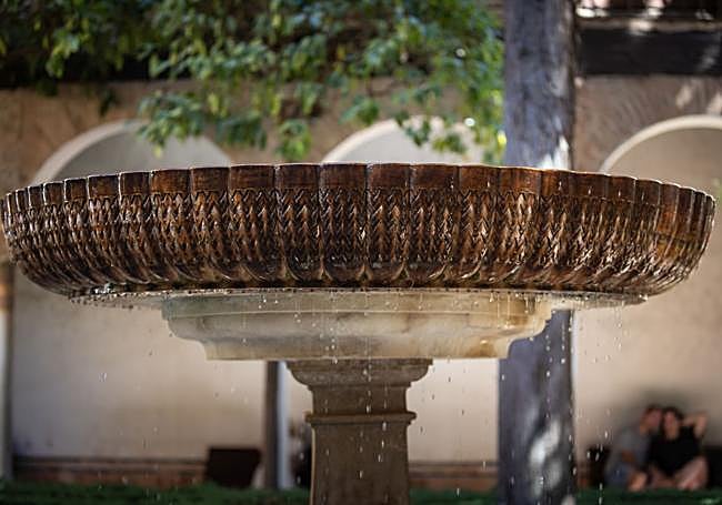 Detalle de la taza de la fuente del Jardín de Lindaraja.
