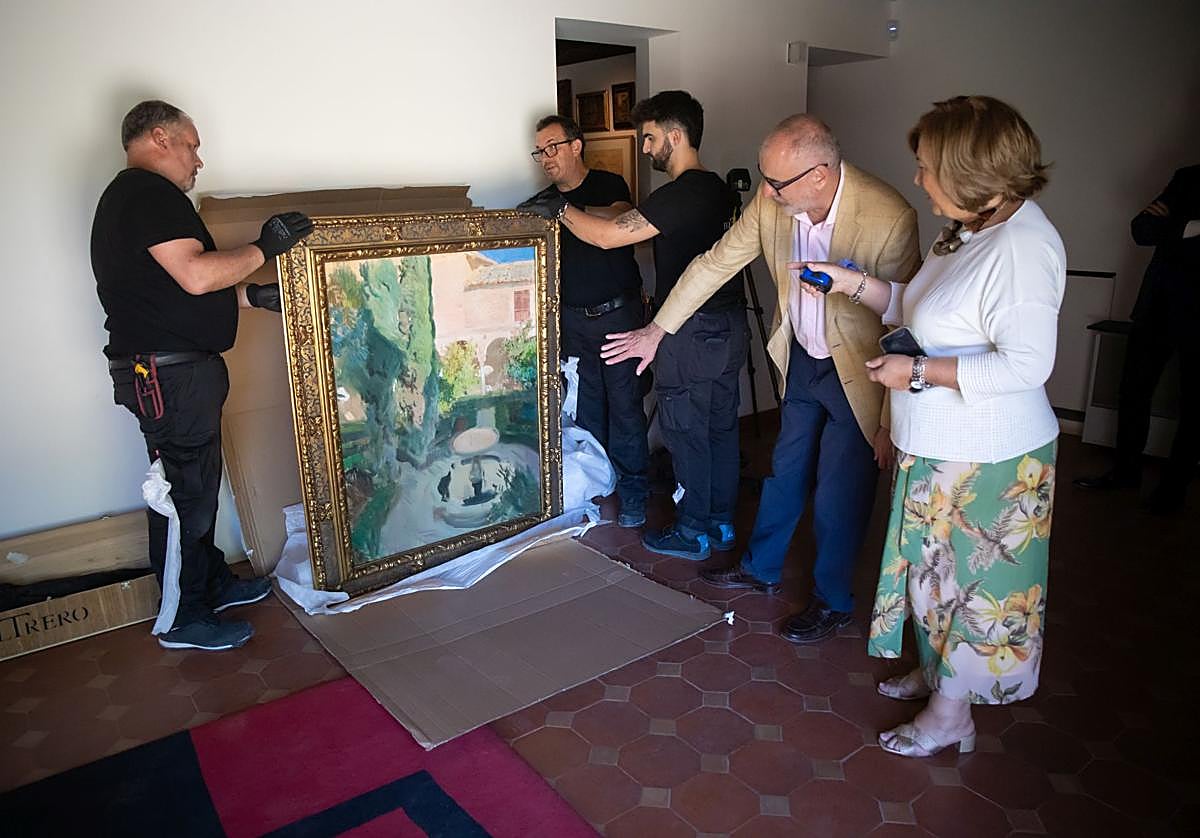 Rodrigo Ruiz-Jiménez supervisa el desembalaje del cuadro de Sorolla.