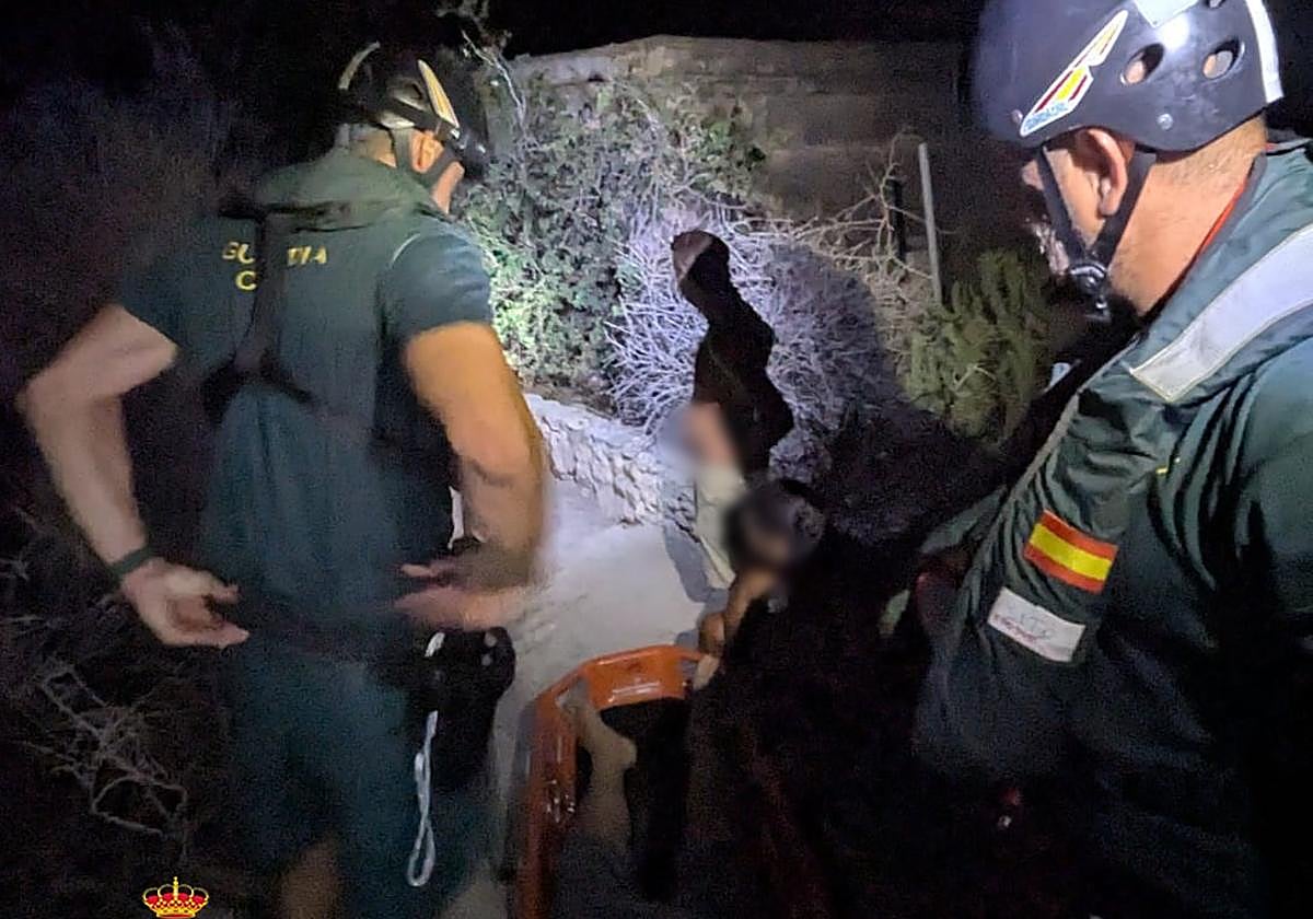 Rescatado un hombre tras sufrir una caída en la Cala de San Pedro