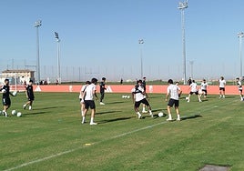 Rondos en el entrenamiento del Granada este miércoles.