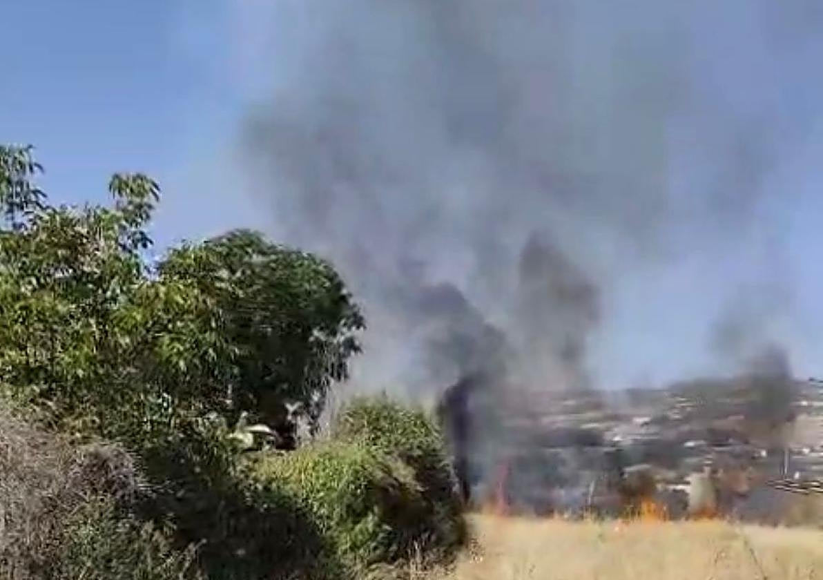 Incendio en una parcela en Pinos Puente