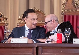 El consejero de Universidad, José Carlos Gómez Villamandos, y el rector de la UGR, Pedro Mercado, en el acto de inicio del curso.