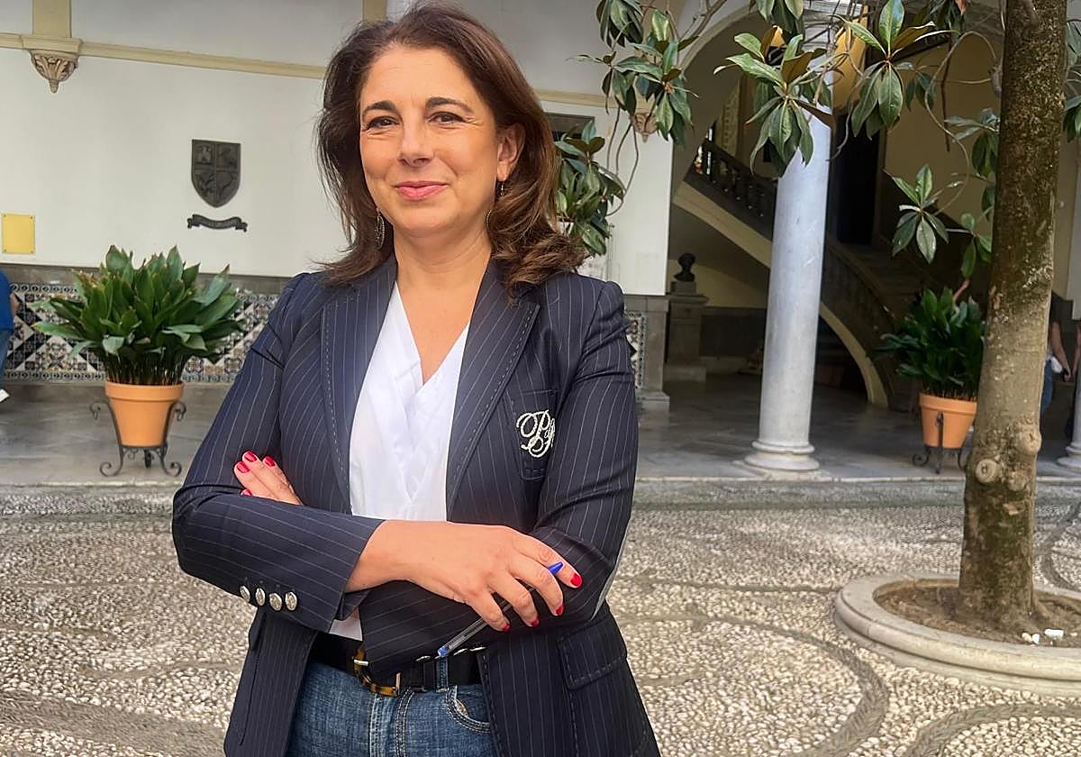 La portavoz del PSOE, Raquel Ruz, este miércoles en el patio del Ayuntamiento.