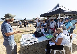 Asistentes a la ruta por Las Gabias atienden la explicación técnica sobre la Villa Romana.