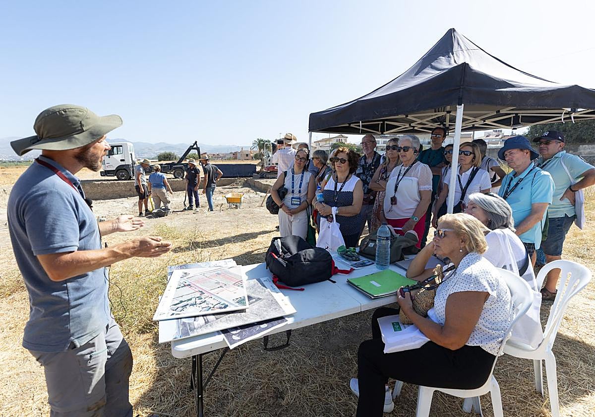 Asistentes a la ruta por Las Gabias atienden la explicación técnica sobre la Villa Romana.